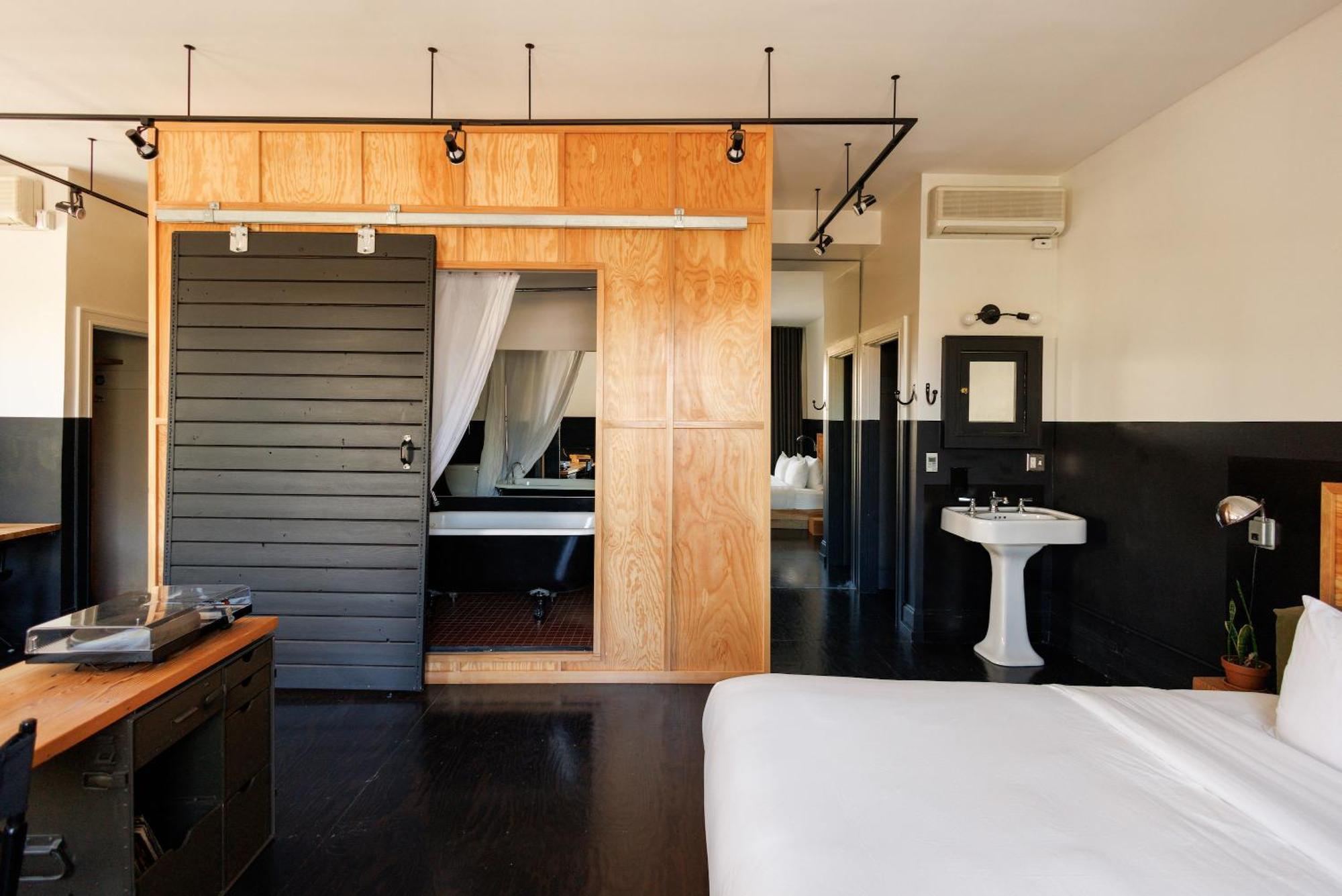 The Clyde By Kasa Living Hotel 3*