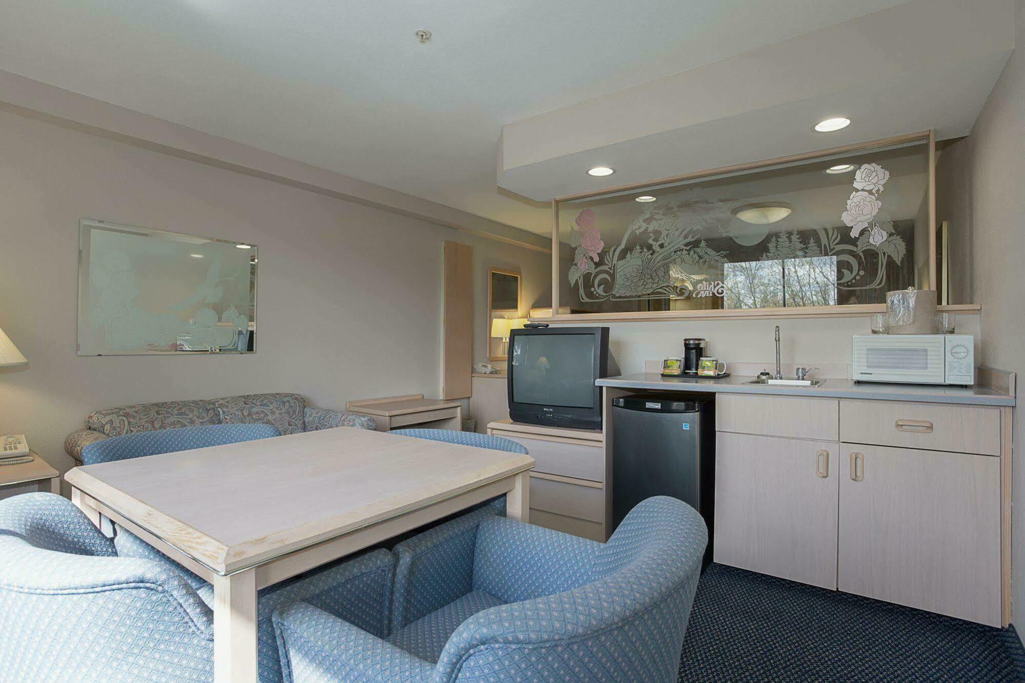 Sojourn Airport Hotel 3*