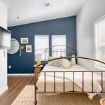 Stay Portland Collection - Beach Vibes Getaway Near Burnside & Laurelhurst!