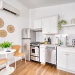 Stay Portland Collection - Beach Vibes Getaway Near Burnside & Laurelhurst!