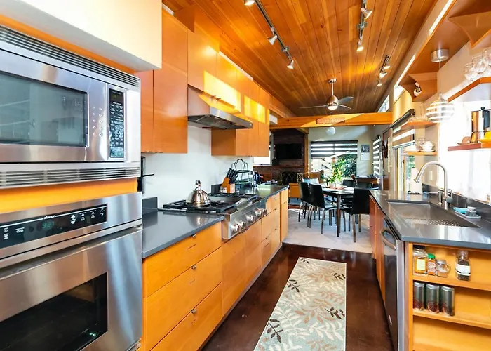 Hilltop Hideaway, Pacific Northwest Charm & Luxury