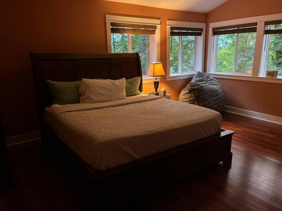 Serene Oasis Getaway With Sauna And A Swim Spa. Holiday home *
