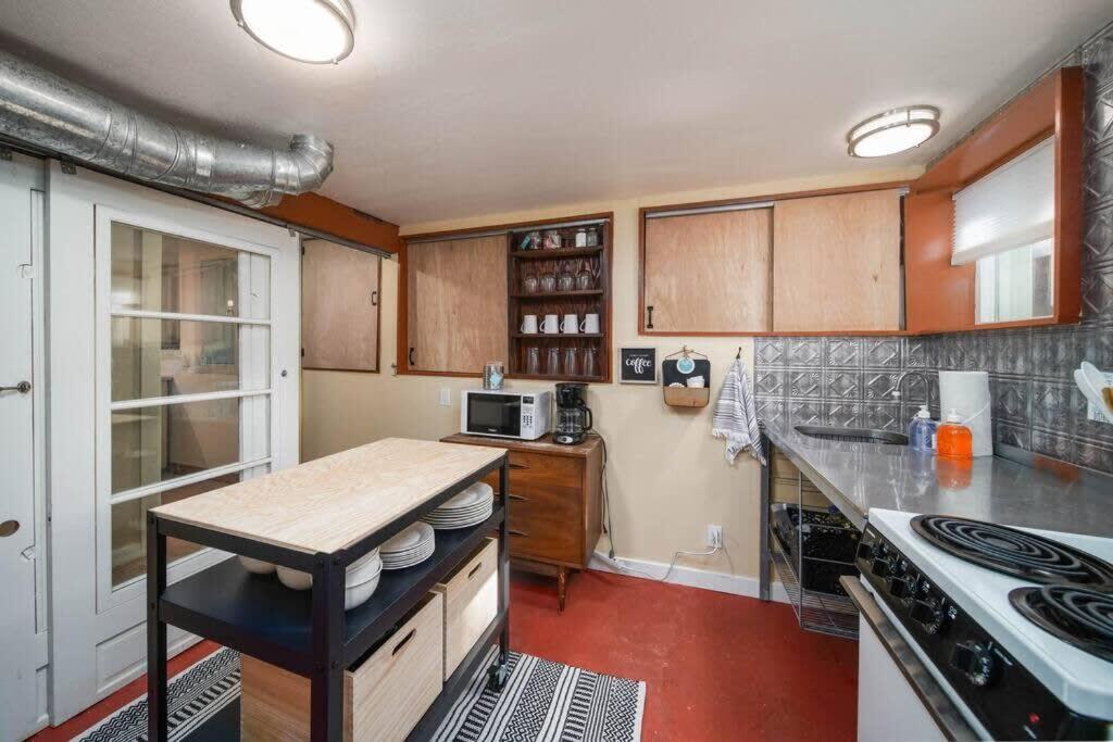 #stayinmydistrict Woodlawn Eclectic -walk To Dekum Apartment *