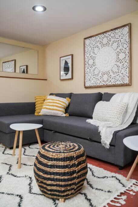 #stayinmydistrict Woodlawn Eclectic -walk To Dekum Apartment