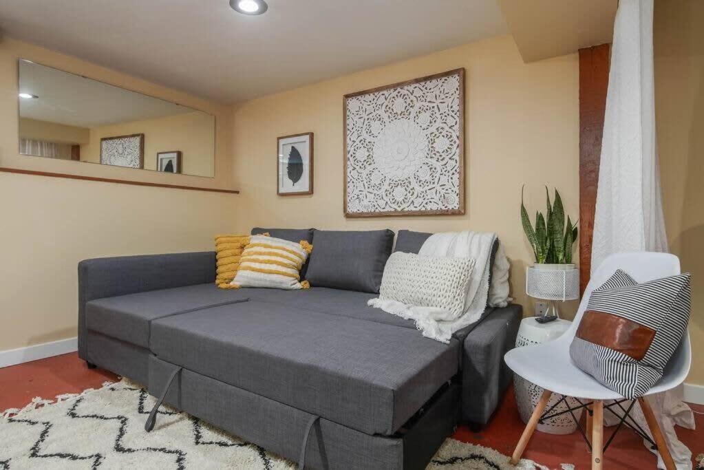 #stayinmydistrict Woodlawn Eclectic -walk To Dekum Apartment