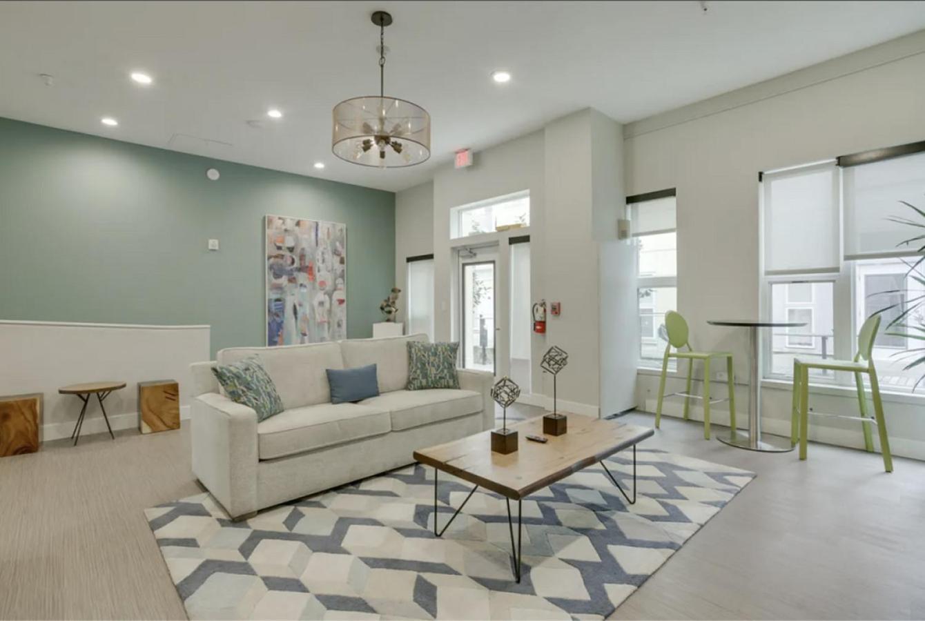Landing At Pearl - In Northwest Apartment *