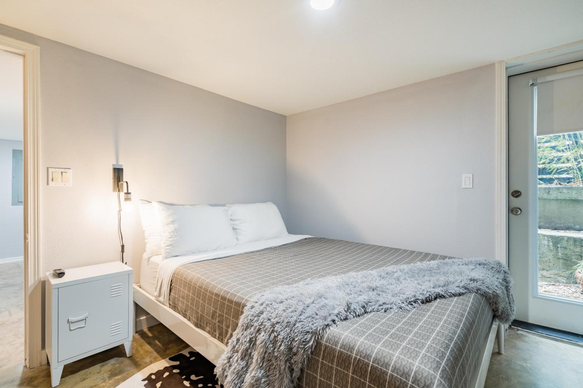 Collection - Lovely Location, 4 Bedroom Pearl Apt, Sleeps 8 * Portland