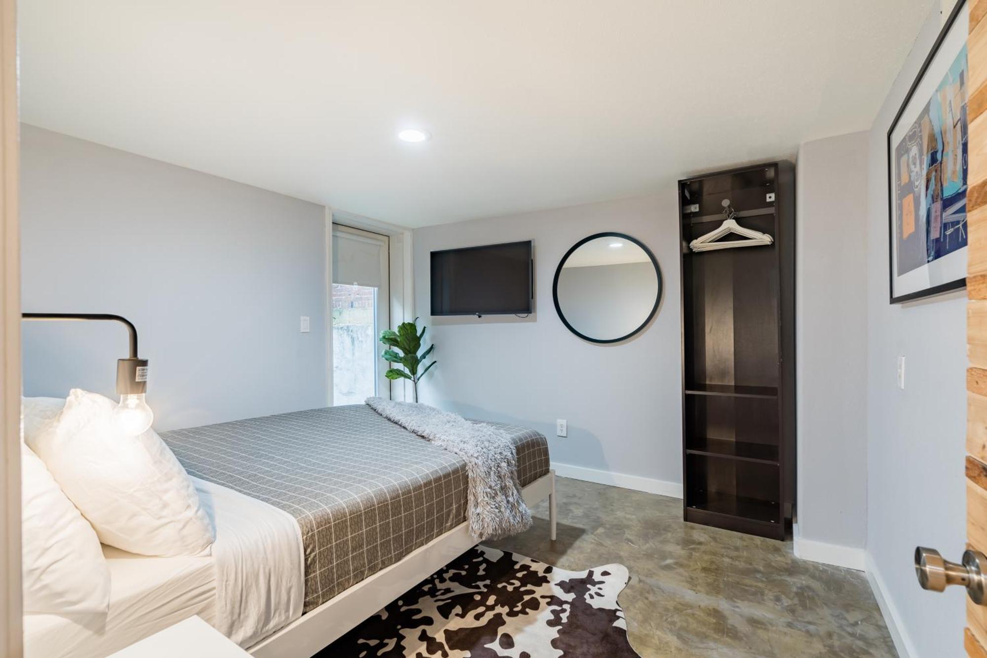 Collection - Lovely Location, 4 Bedroom Pearl Apt, Sleeps 8