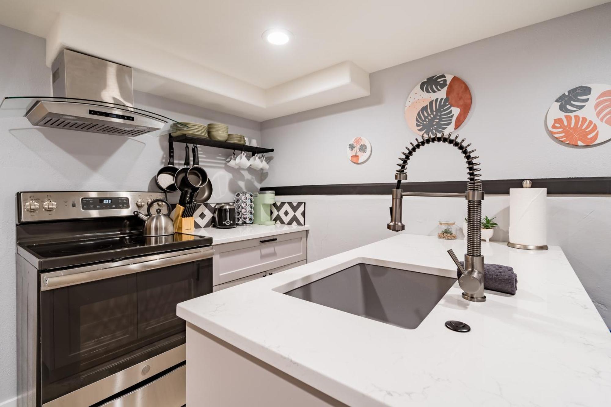 Collection - Lovely Location, 4 Bedroom Pearl Apt, Sleeps 8 *
