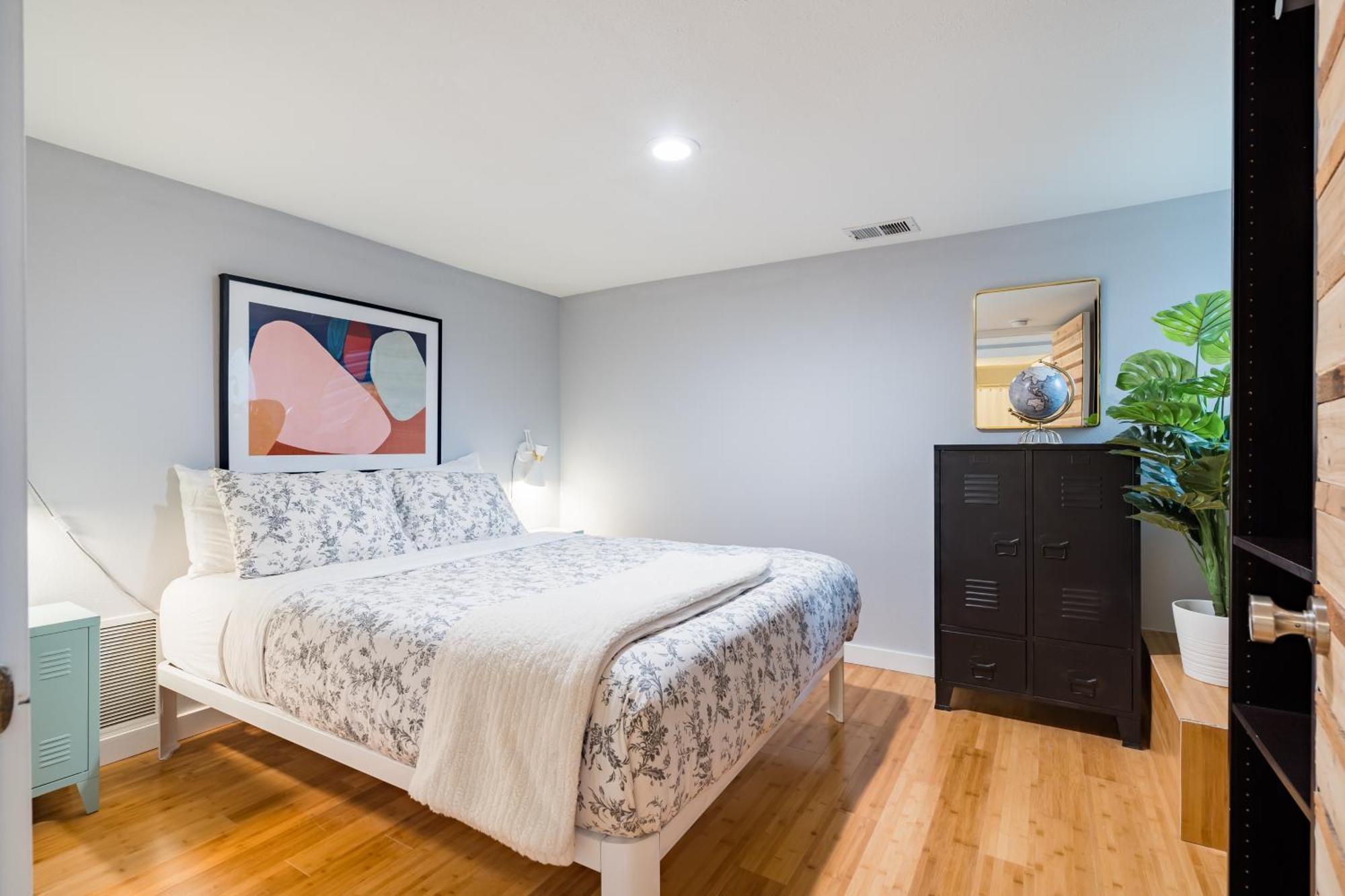 Collection - Lovely Location, 4 Bedroom Pearl Apt, Sleeps 8