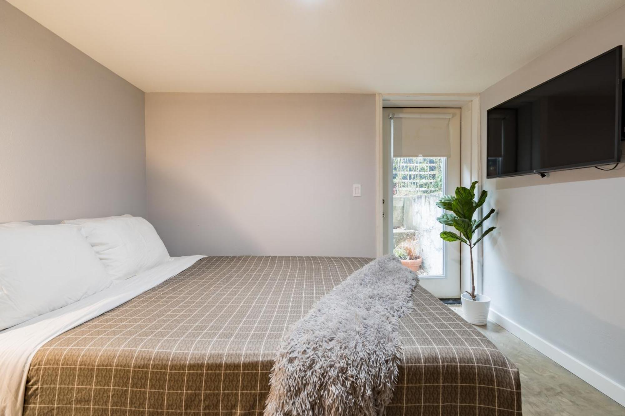 Collection - Lovely Location, 4 Bedroom Pearl Apt, Sleeps 8 Holiday home