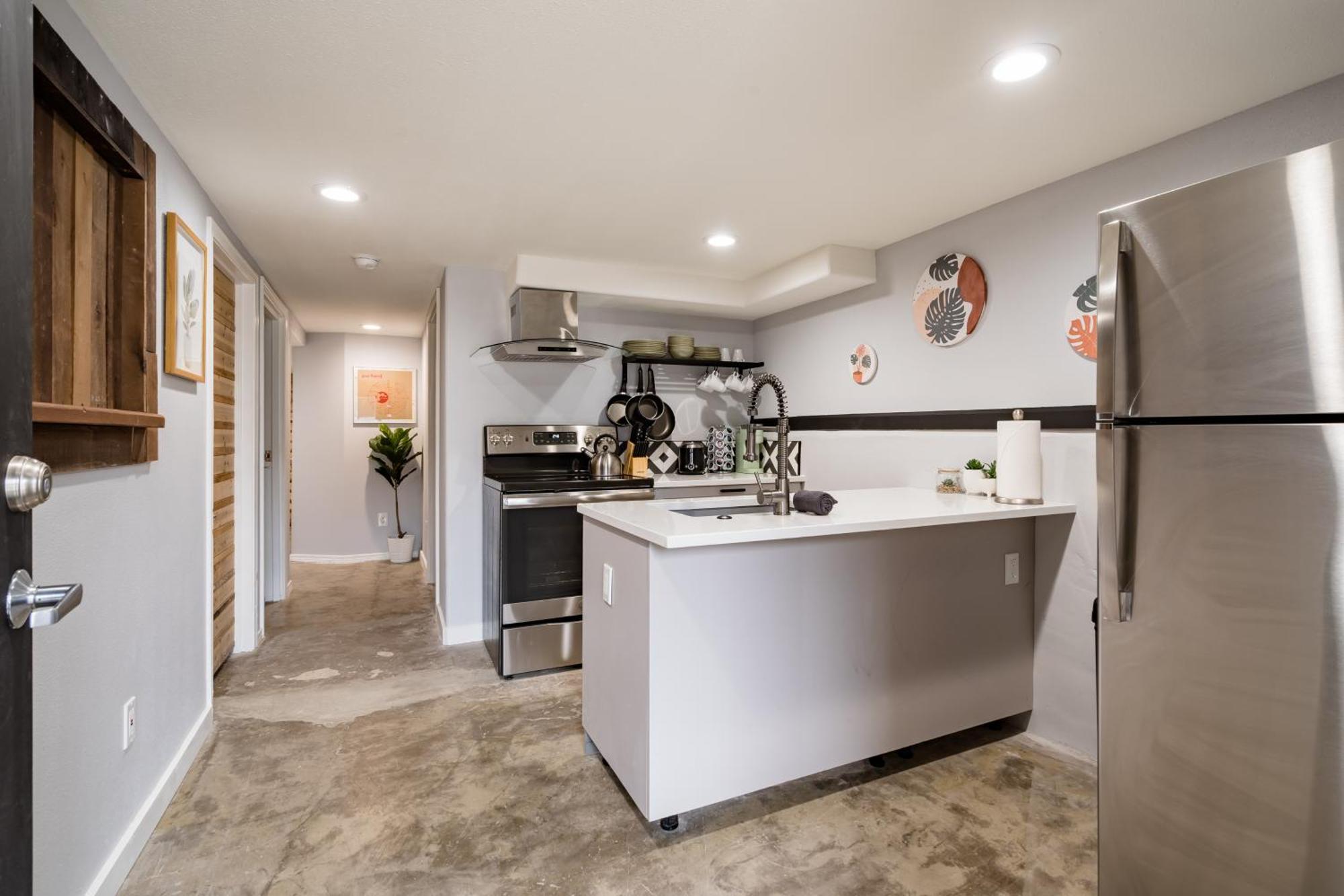 Collection - Lovely Location, 4 Bedroom Pearl Apt, Sleeps 8