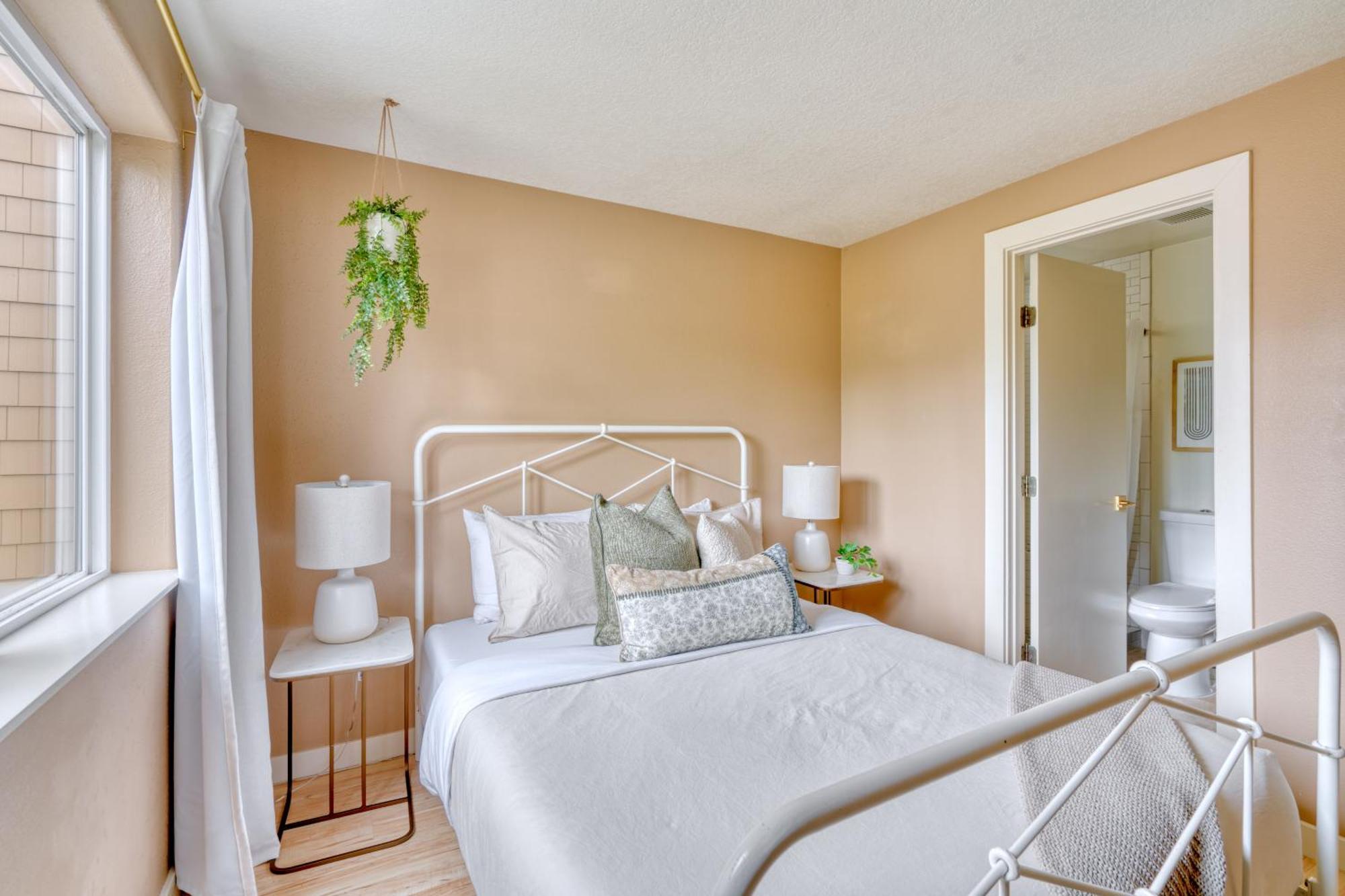 - Adorable Bright 1 Bed Near Ohsu Apartment *