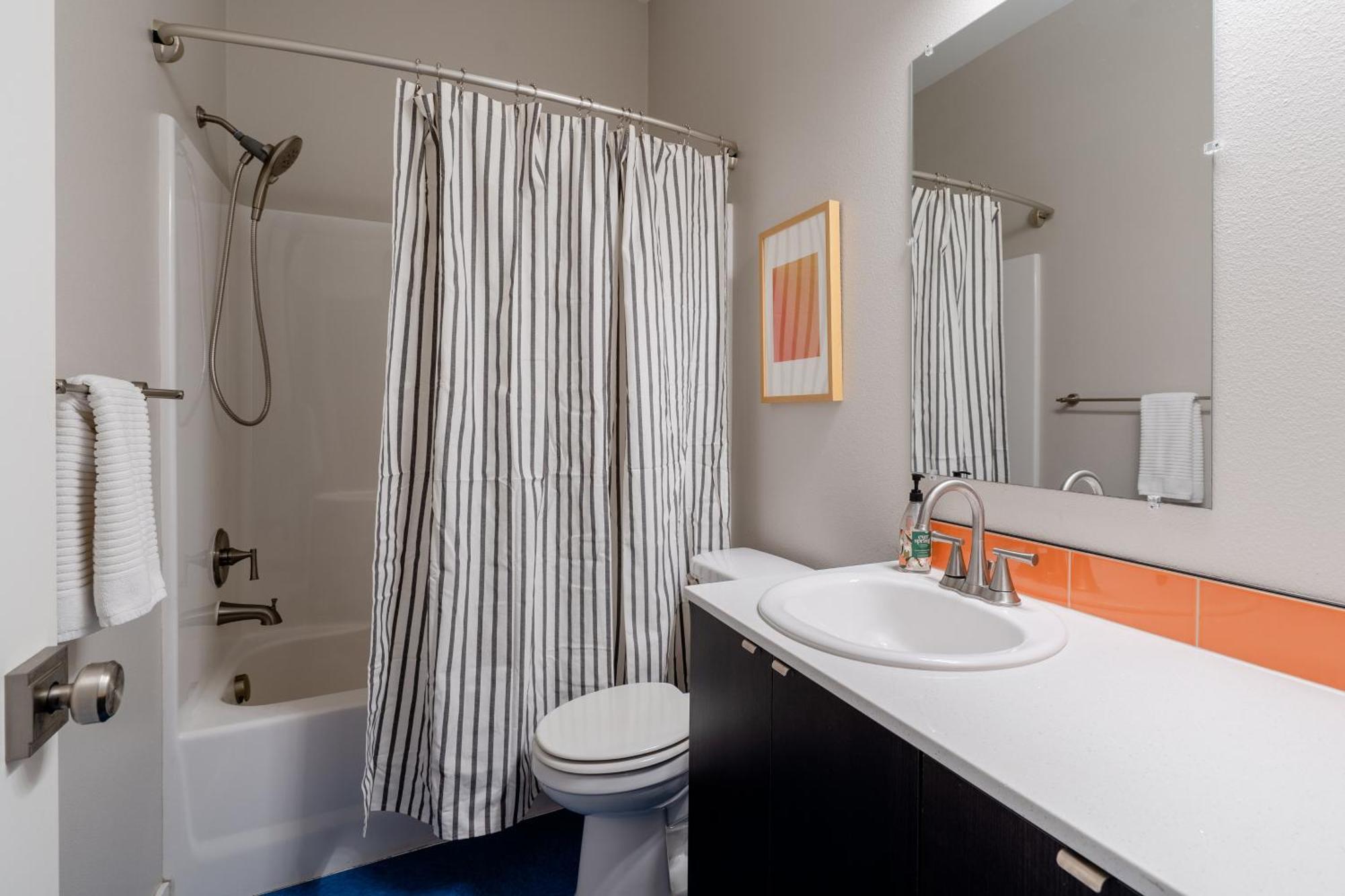 Retro Modern 2-bedroom With 90 Walkscore *