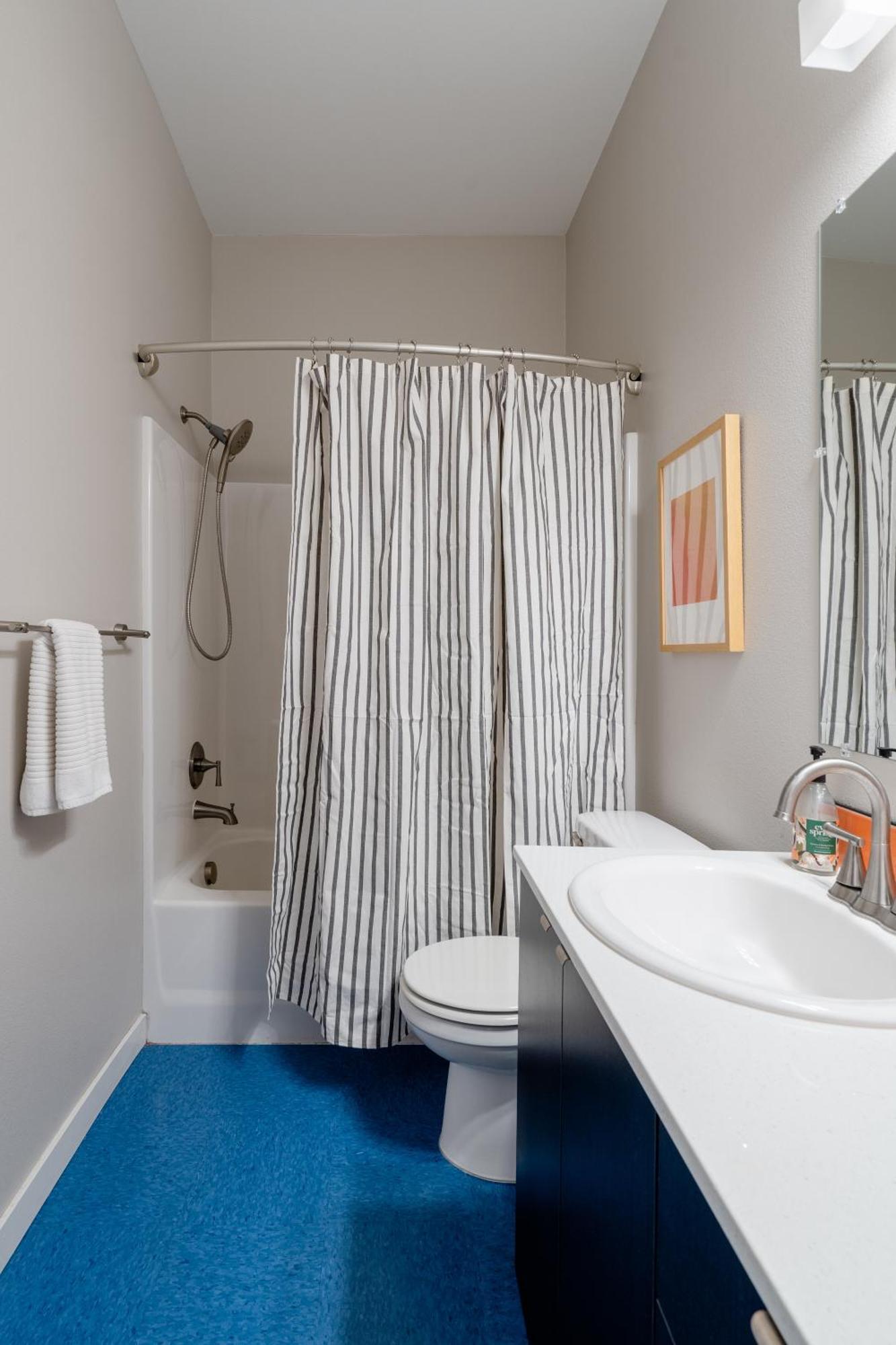 Retro Modern 2-bedroom With 90 Walkscore Portland