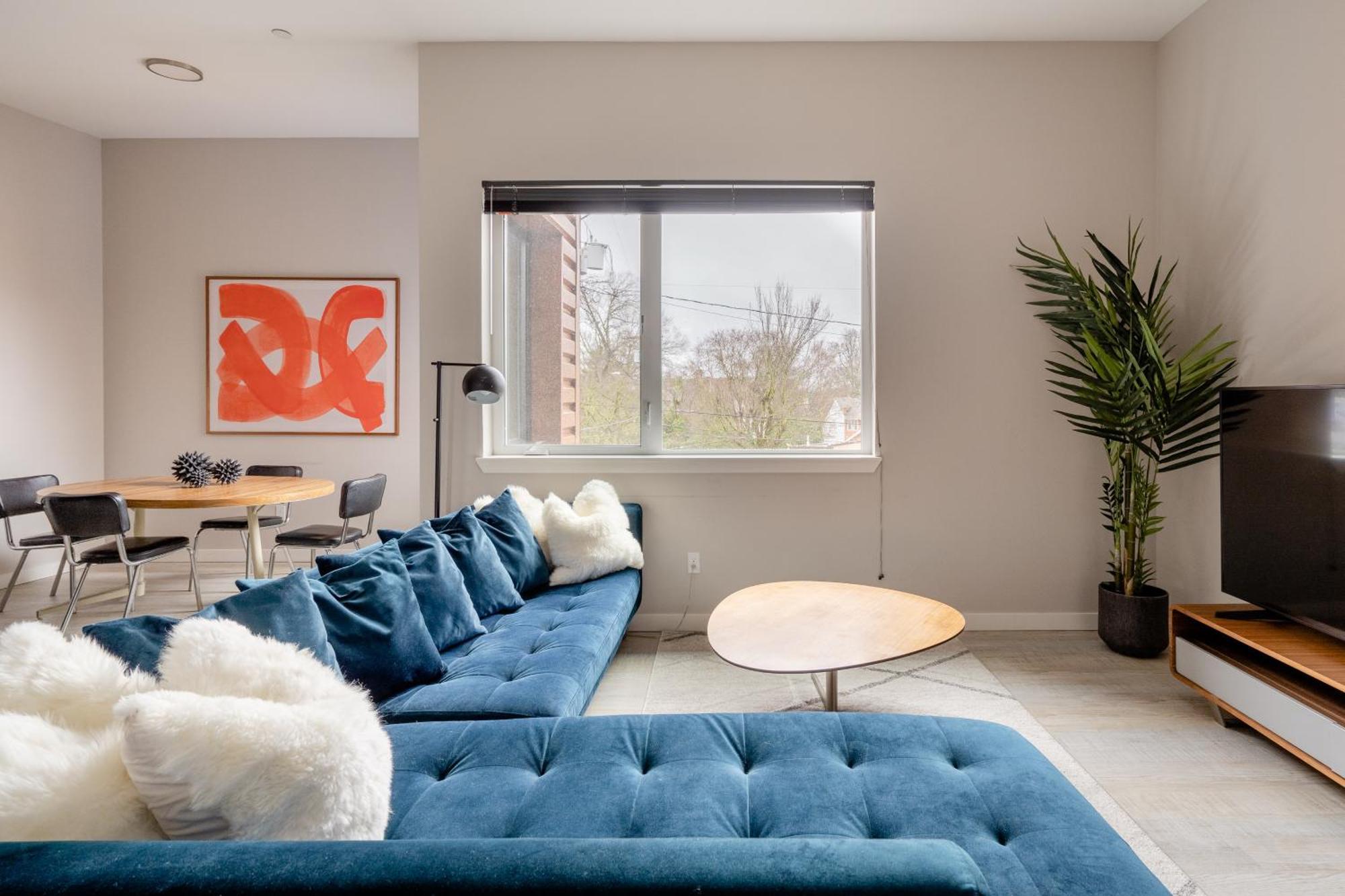 Retro Modern 2-bedroom With 90 Walkscore