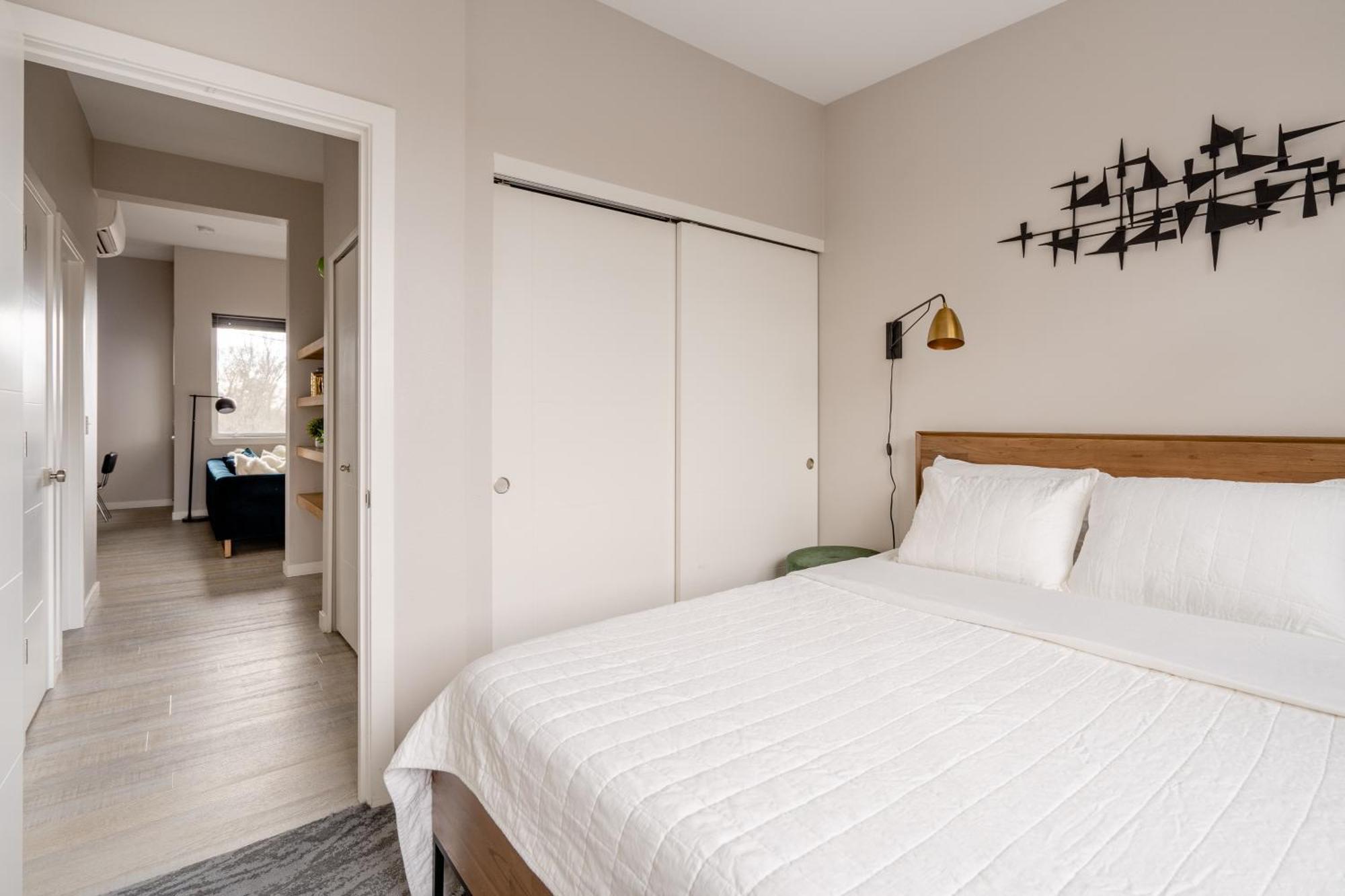 Retro Modern 2-bedroom With 90 Walkscore Casa de férias