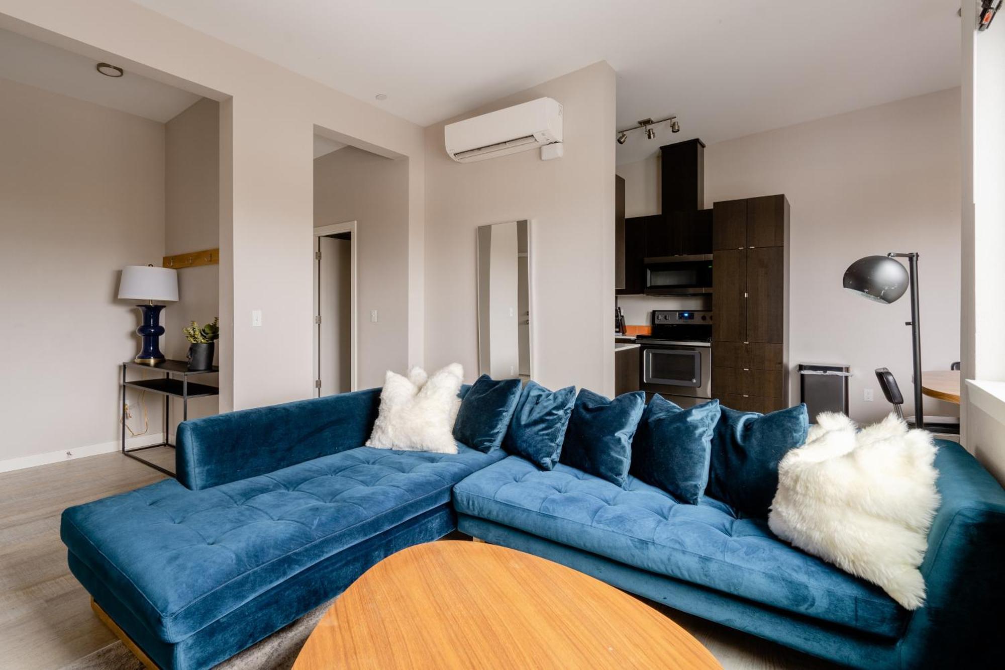 Casa de férias Retro Modern 2-bedroom With 90 Walkscore *