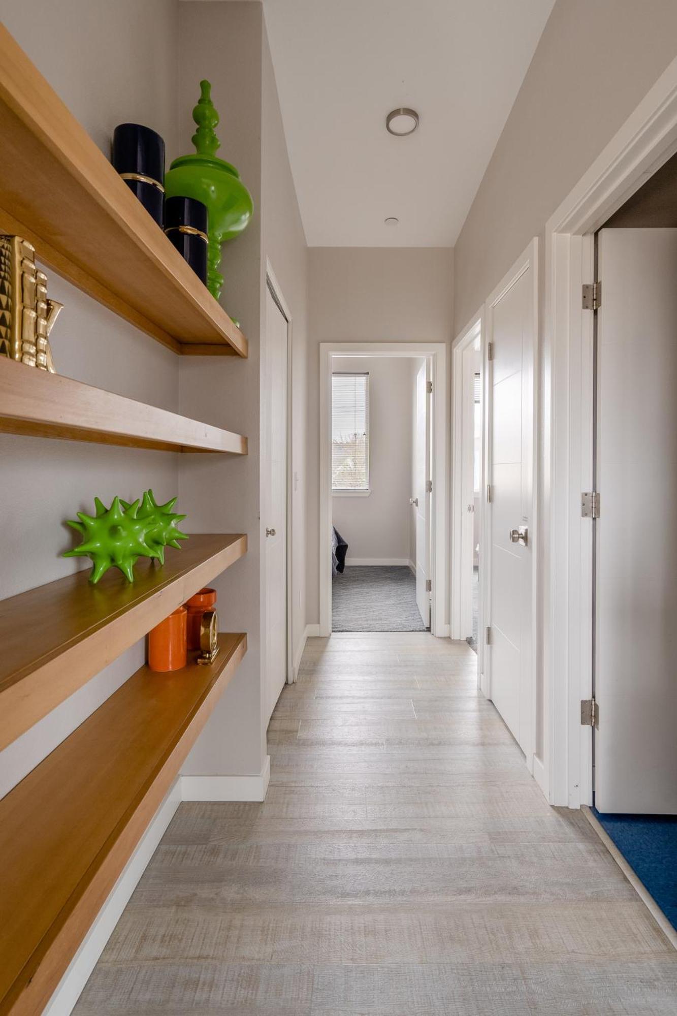 Retro Modern 2-bedroom With 90 Walkscore *