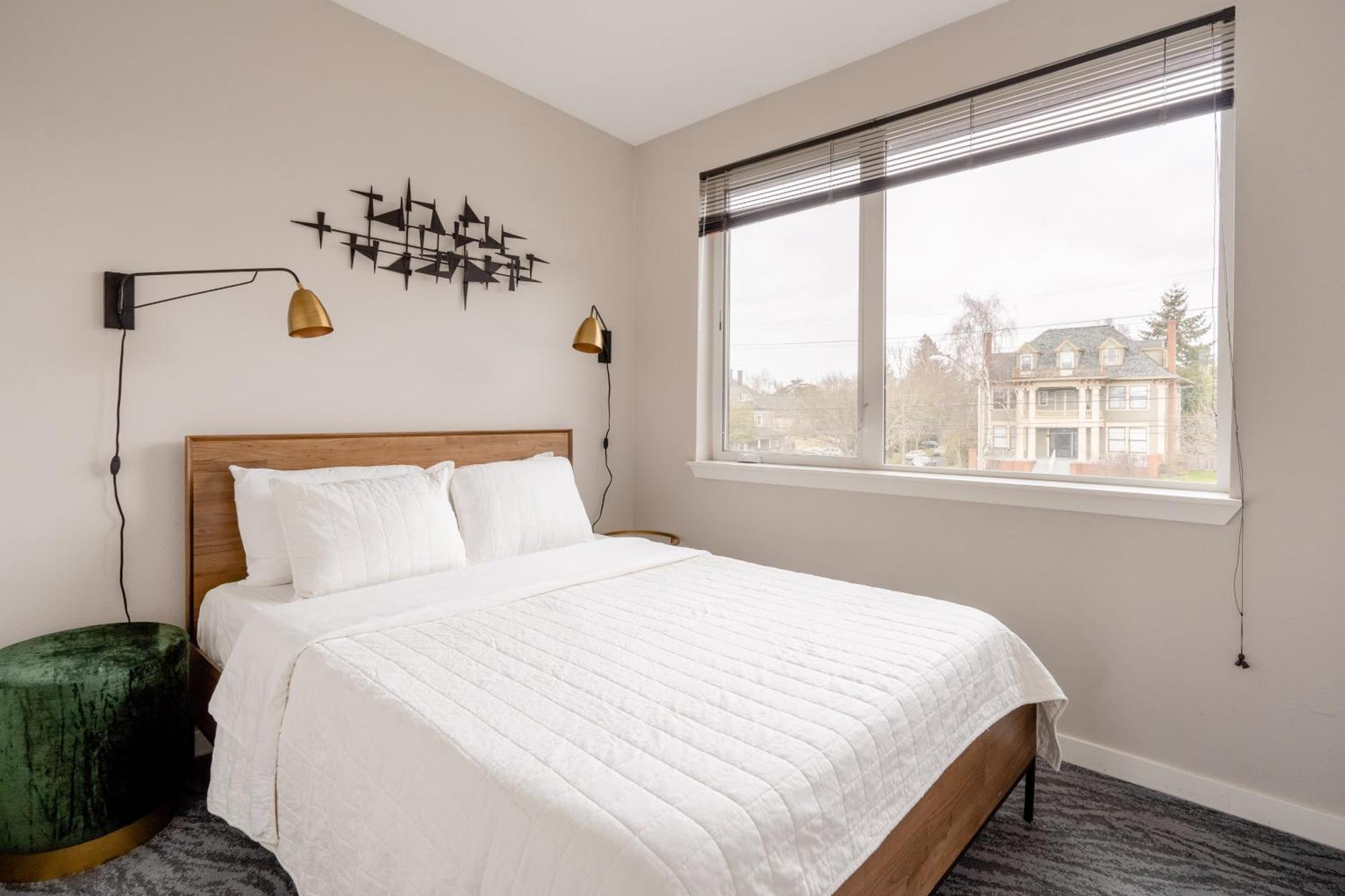 Retro Modern 2-bedroom With 90 Walkscore * Portland