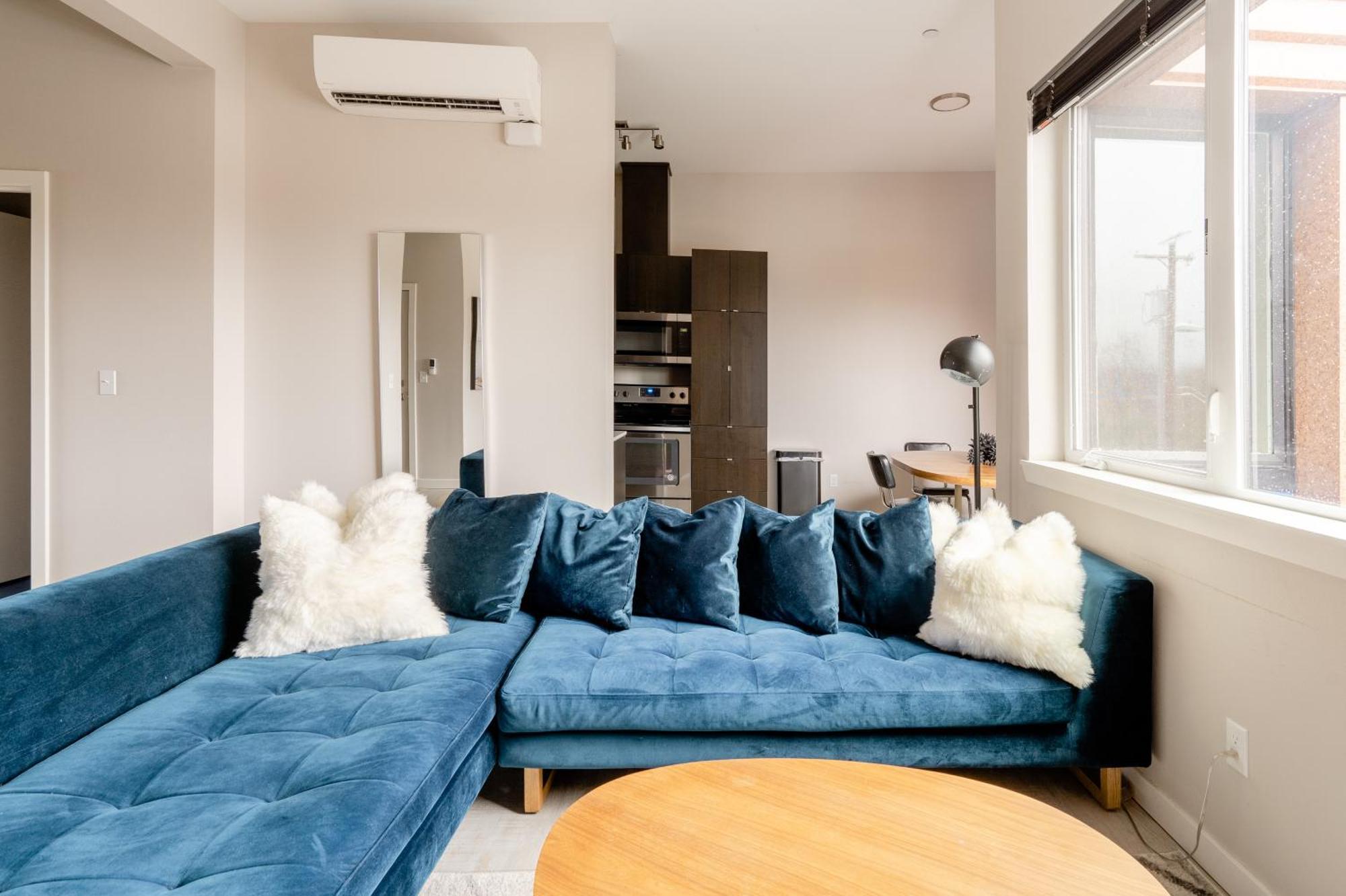 Retro Modern 2-bedroom With 90 Walkscore