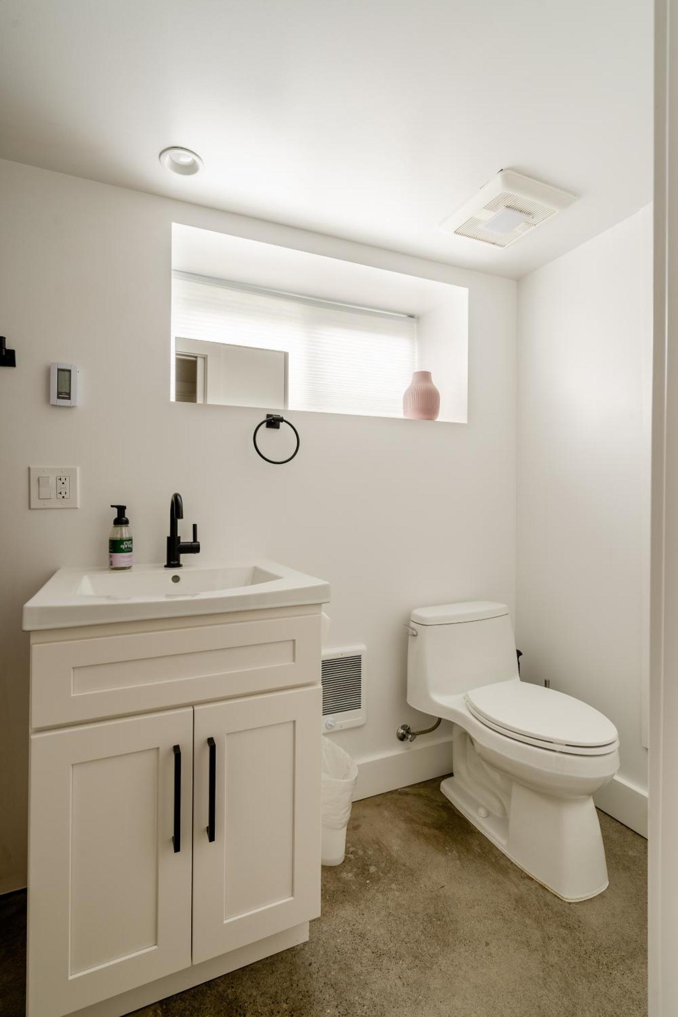 - Budget-friendly Basement Hideaway - 91 Walkscore *