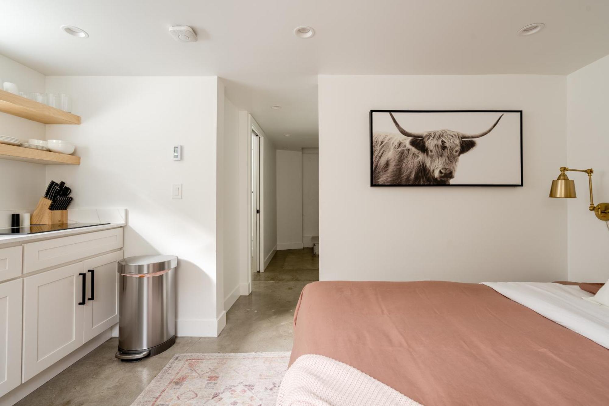 - Budget-friendly Basement Hideaway - 91 Walkscore Apartment *