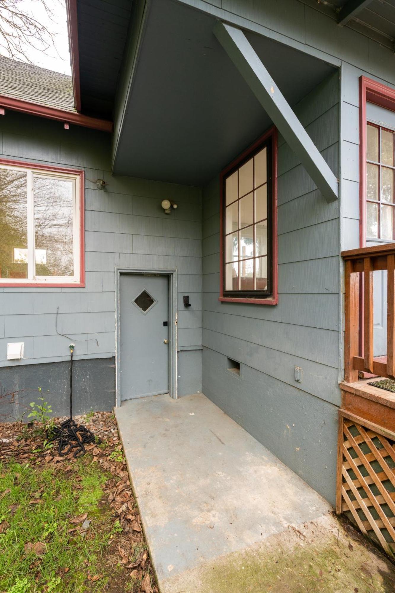 - Budget-friendly Basement Hideaway - 91 Walkscore Apartment Portland