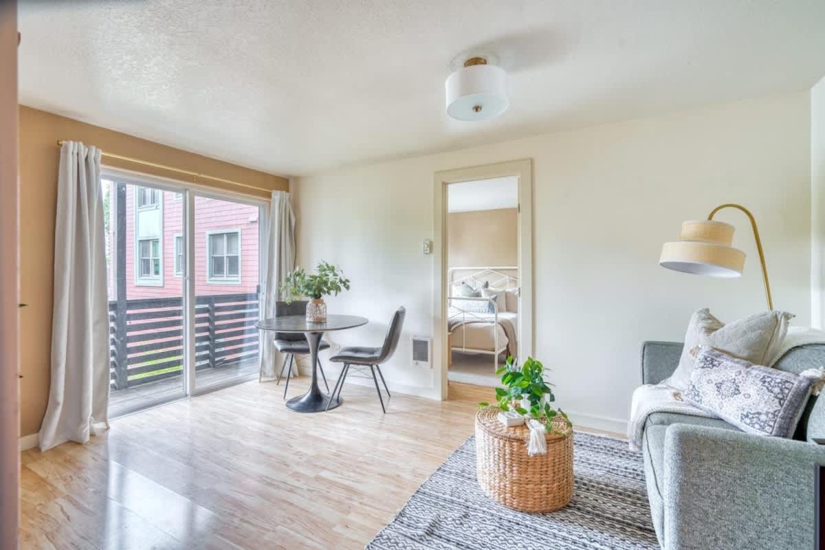 - Adorable Bright 1 Bed Near Ohsu *