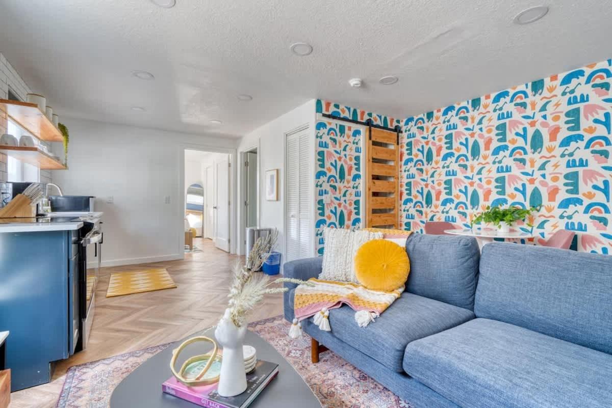- The Perfect Flat - Vintage Shops & Reed College Apartment *
