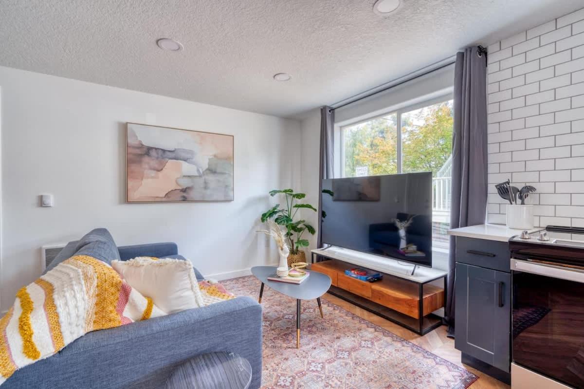 Apartment - The Perfect Flat - Vintage Shops & Reed College Portland