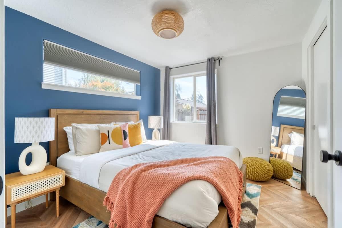 - The Perfect Flat - Vintage Shops & Reed College Apartment *