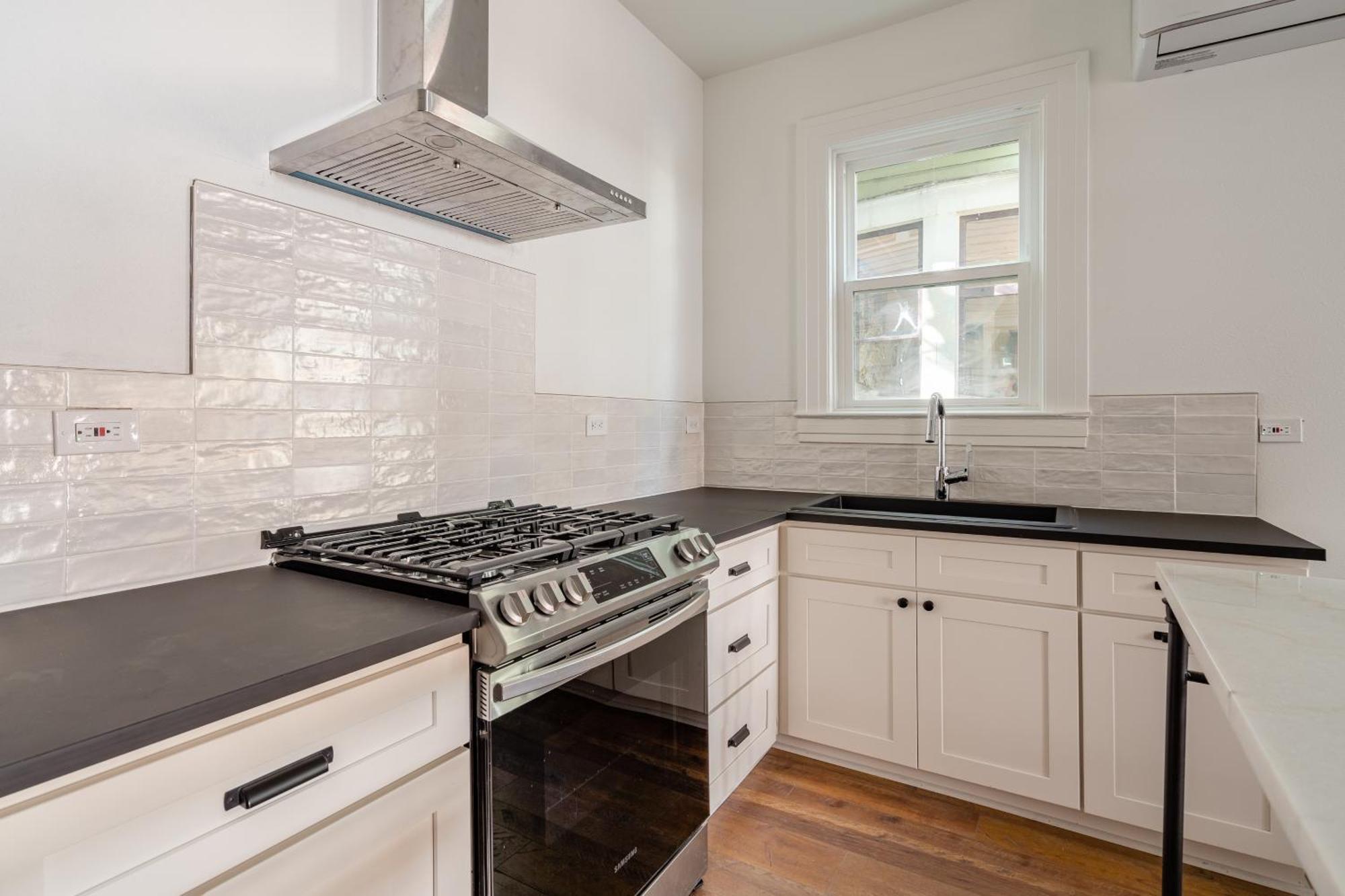 - The Retrouvailles Suite- Espresso & Craft Brews Apartment Portland