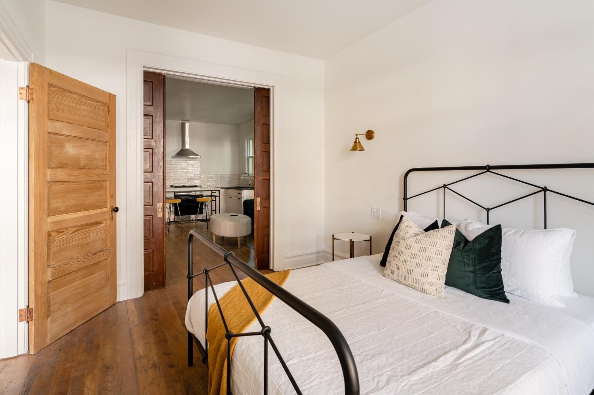 Apartment - The Retrouvailles Suite- Espresso & Craft Brews *