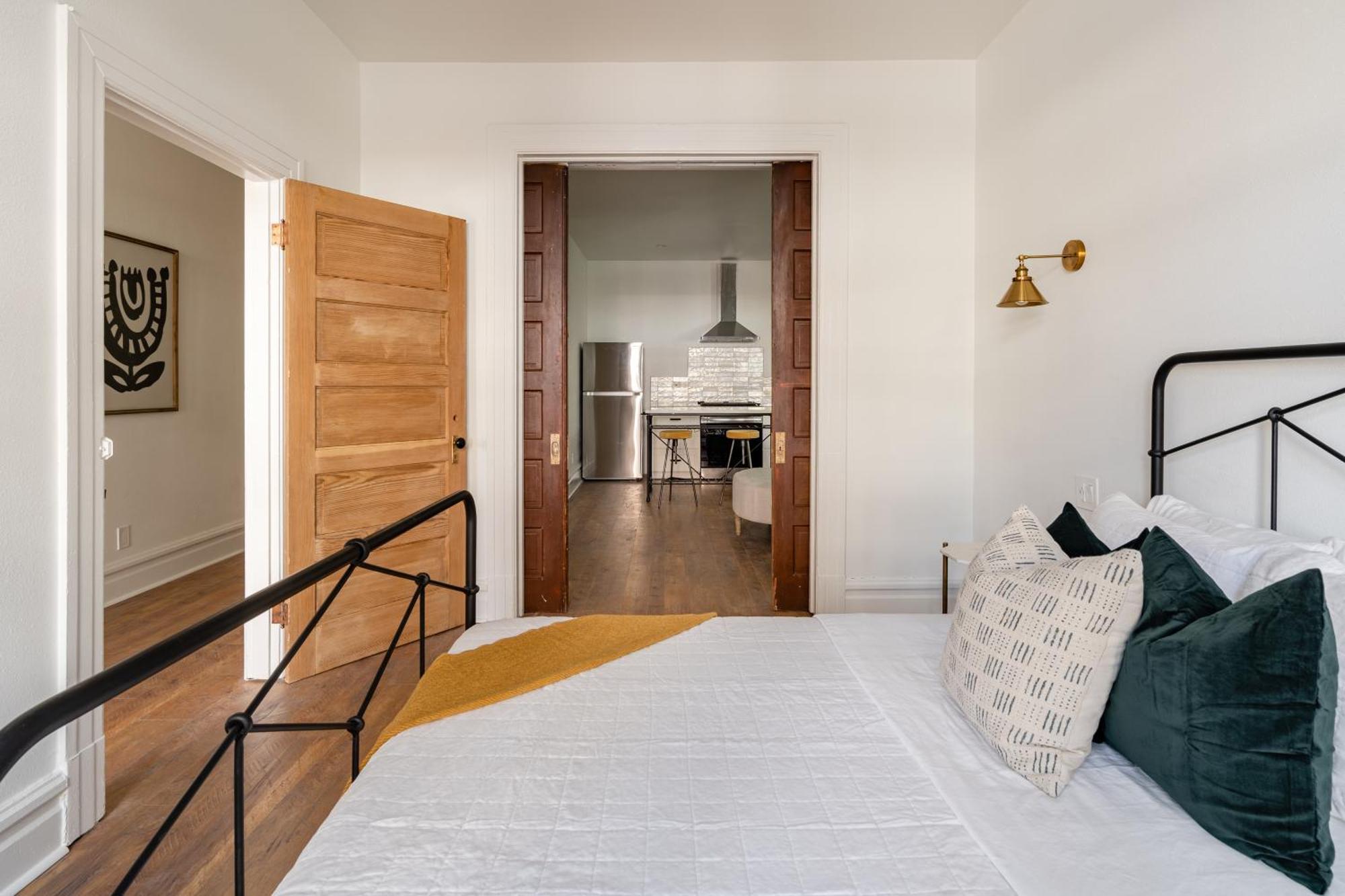 - The Retrouvailles Suite- Espresso & Craft Brews Apartment Portland