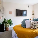 Amorcito De Jenny - Shared House