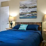 Charming Entire House + Parking