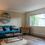 Charming Entire House + Parking