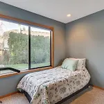 Lovely Portland Home About 10 Mi To Downtown!