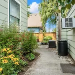 Art Deco Oasis - Stylish 2Bd With Den, Office, Garden And Dip Pool