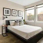 Bright Studio Apartment - Food Carts & Local Shops