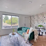 Stay Portland Collection - The Woodstock Inn - Reed College & Vintage Shops