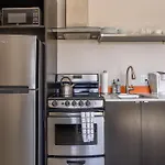 Sunny Studio Apartment - Food Carts, Coffee & Bars