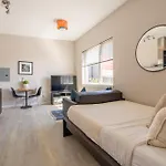 Sunny Studio Apartment - Food Carts, Coffee & Bars