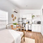 Stay Portland Collection - Beach Vibes Getaway Near Burnside & Laurelhurst!