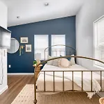 Stay Portland Collection - Beach Vibes Getaway Near Burnside & Laurelhurst!