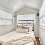 Stay Portland - Noir-Emerald Modern Tinylux In Portland
