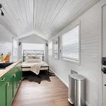 Stay Portland - Noir-Emerald Modern Tinylux In Portland
