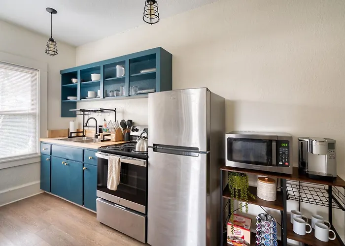 Stay Portland - Mt Tabor Retreat - Local Eateries - Shops - Bars