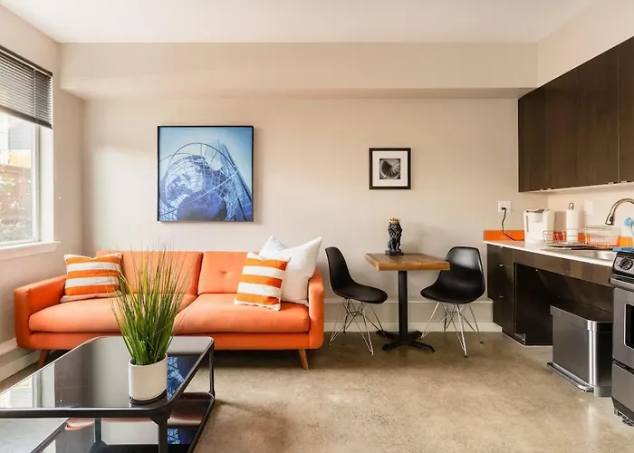 Bright Studio Apartment - Food Carts & Local Shops